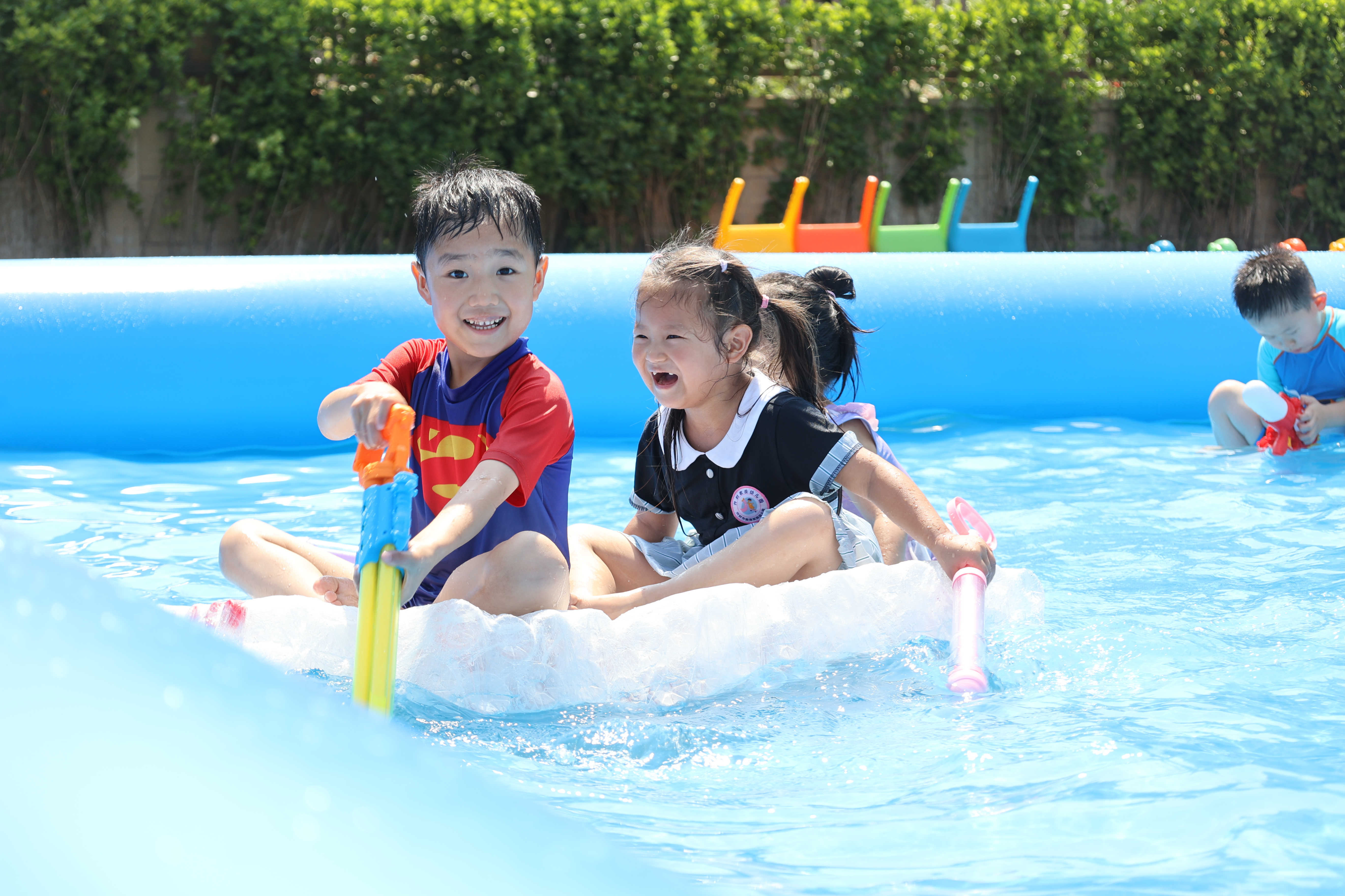 7月8日，开封市教投第一幼儿园精心组织了丰富多彩的夏日戏水活动，老师们全程护航，让孩子们在安全、欢乐的氛围中享受玩水的乐趣，留下难忘的童年回忆。全媒体记者 石斐 摄