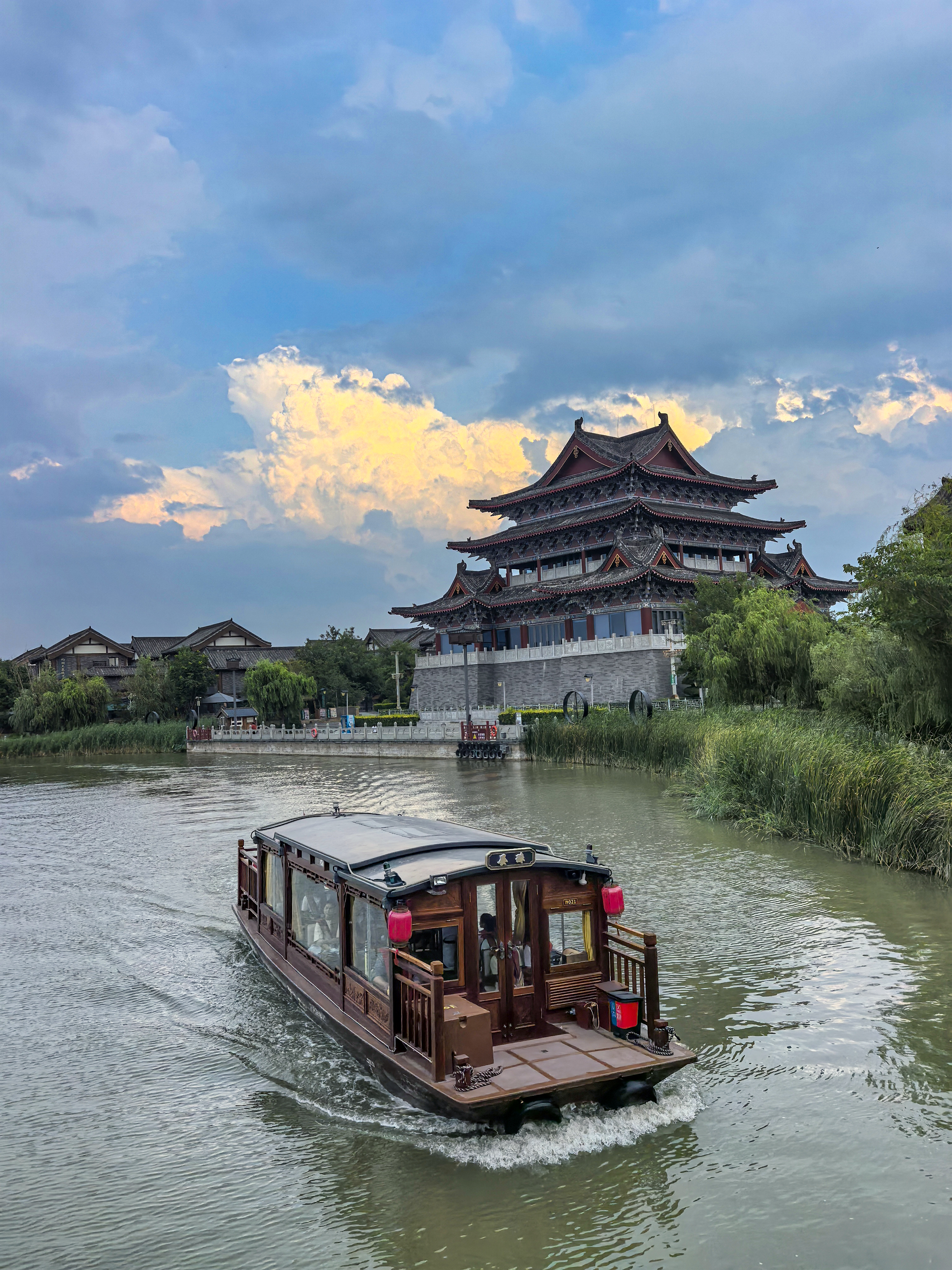 入夏以来，开封各大景区以宋韵文化为核心主线，紧扣清凉消夏与沉浸式体验两大亮点，推出一系列丰富多彩的文旅活动，为广大游客打造兼具宋风古韵与新潮趣味的清凉夏日体验。全媒体记者 袁洋 摄
