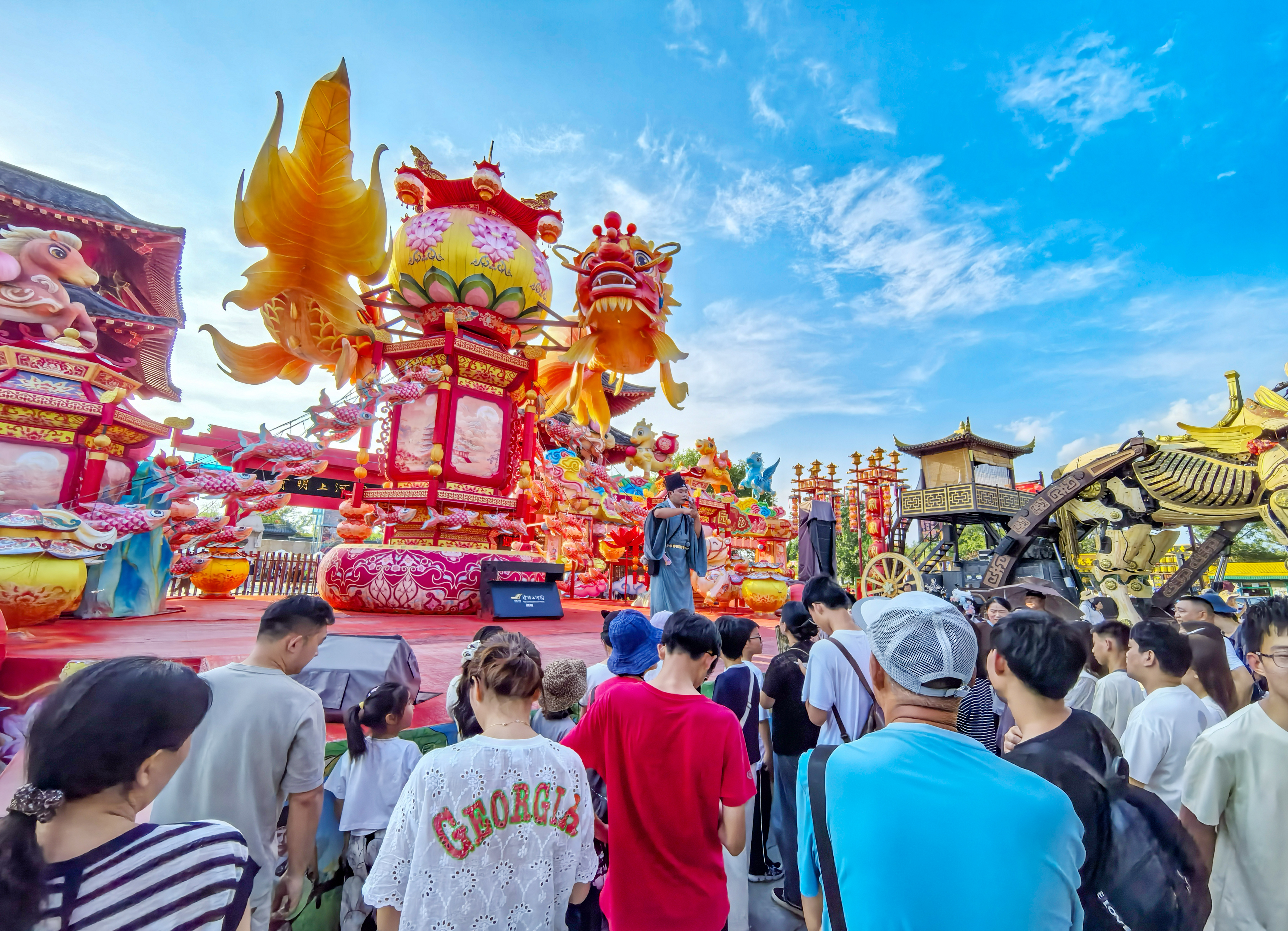 入夏以来，开封各大景区以宋韵文化为核心主线，紧扣清凉消夏与沉浸式体验两大亮点，推出一系列丰富多彩的文旅活动，为广大游客打造兼具宋风古韵与新潮趣味的清凉夏日体验。全媒体记者 袁洋 摄