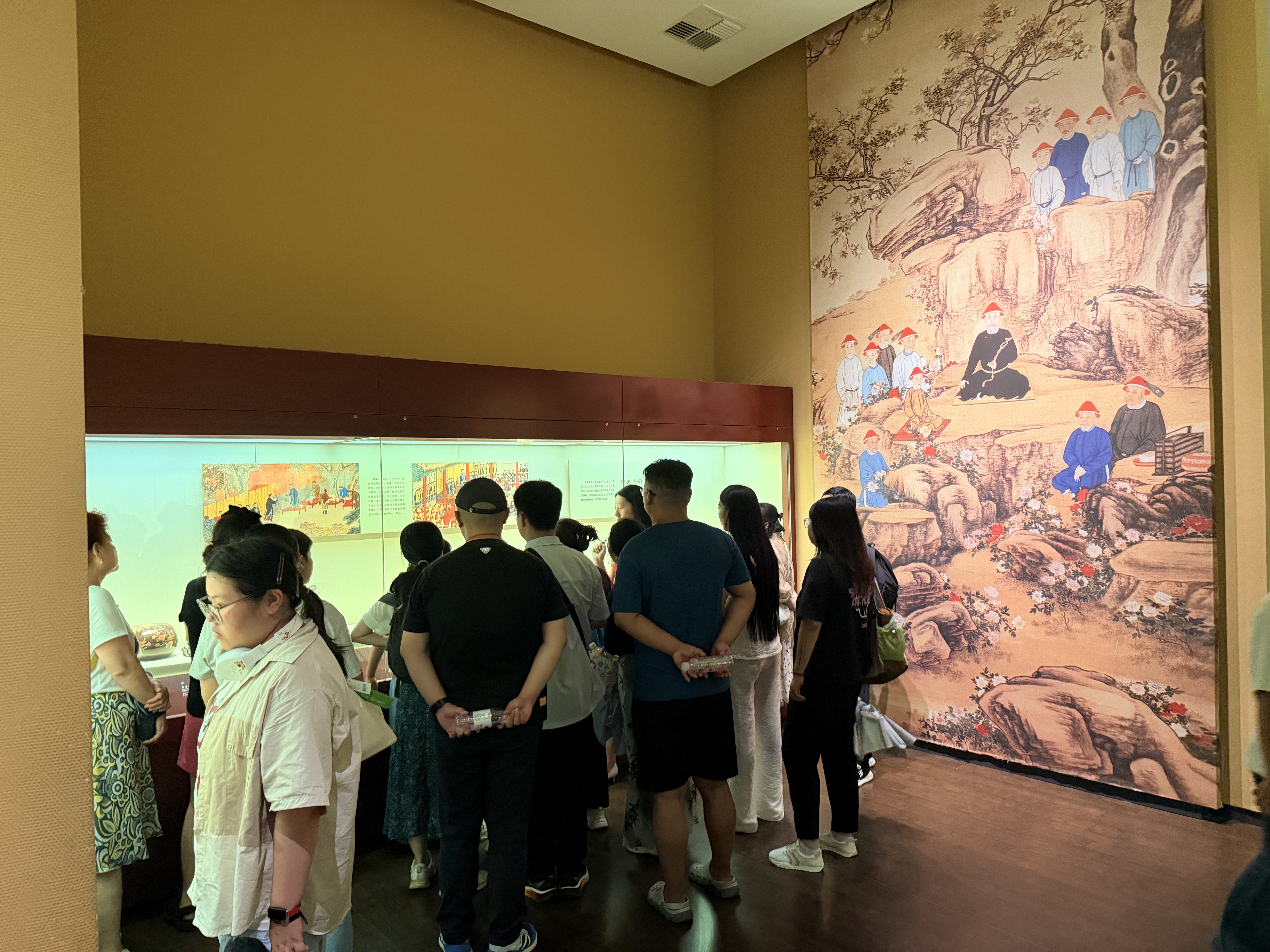 7月9日，家长陪同孩子在开封博物馆参观。暑假期间，很多学生走进博物馆，透过一件件文物品读岁月故事，在沉浸式体验中增长见闻、涵养文化底蕴。全媒体记者 袁洋 摄