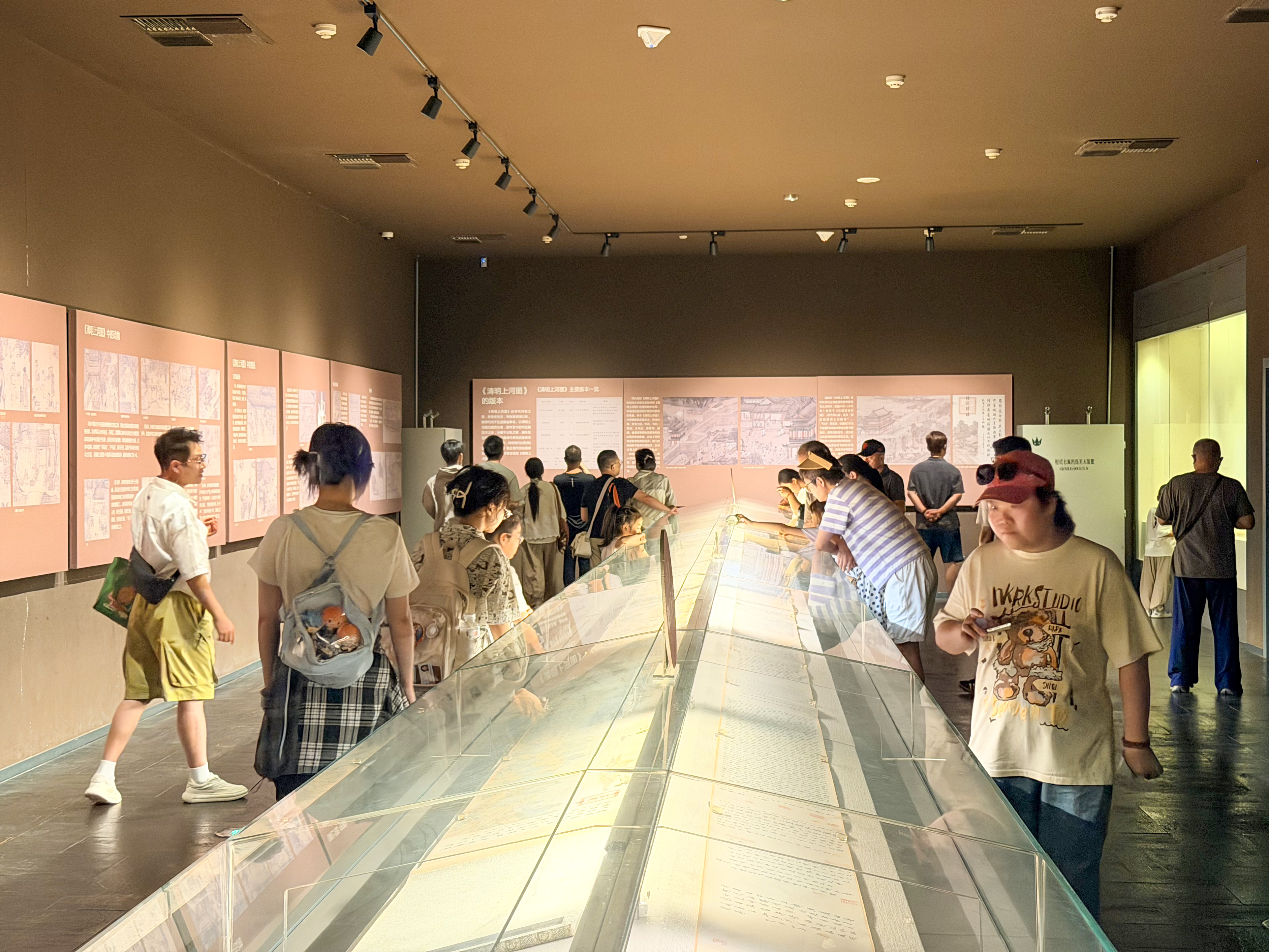 7月9日，家长陪同孩子在开封博物馆参观。暑假期间，很多学生走进博物馆，透过一件件文物品读岁月故事，在沉浸式体验中增长见闻、涵养文化底蕴。全媒体记者 袁洋 摄