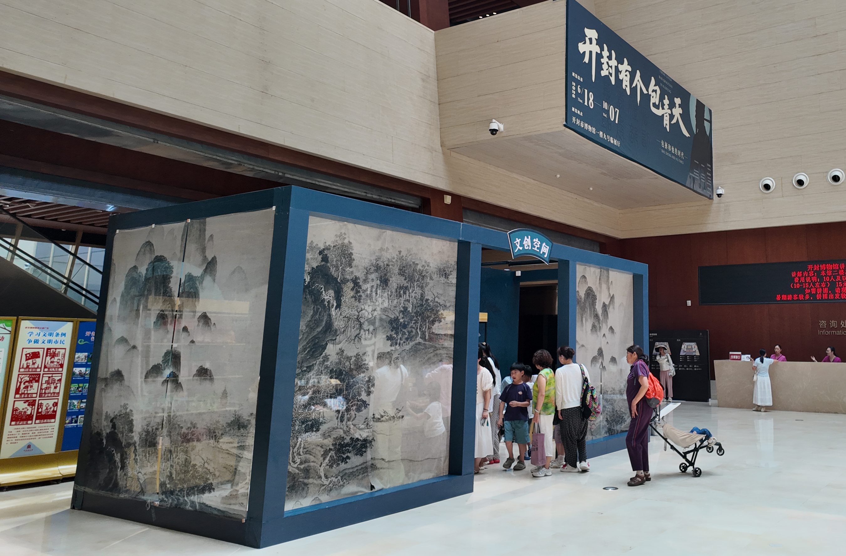 7月9日，家长陪同孩子在开封博物馆参观。暑假期间，很多学生走进博物馆，透过一件件文物品读岁月故事，在沉浸式体验中增长见闻、涵养文化底蕴。全媒体记者 袁洋 摄