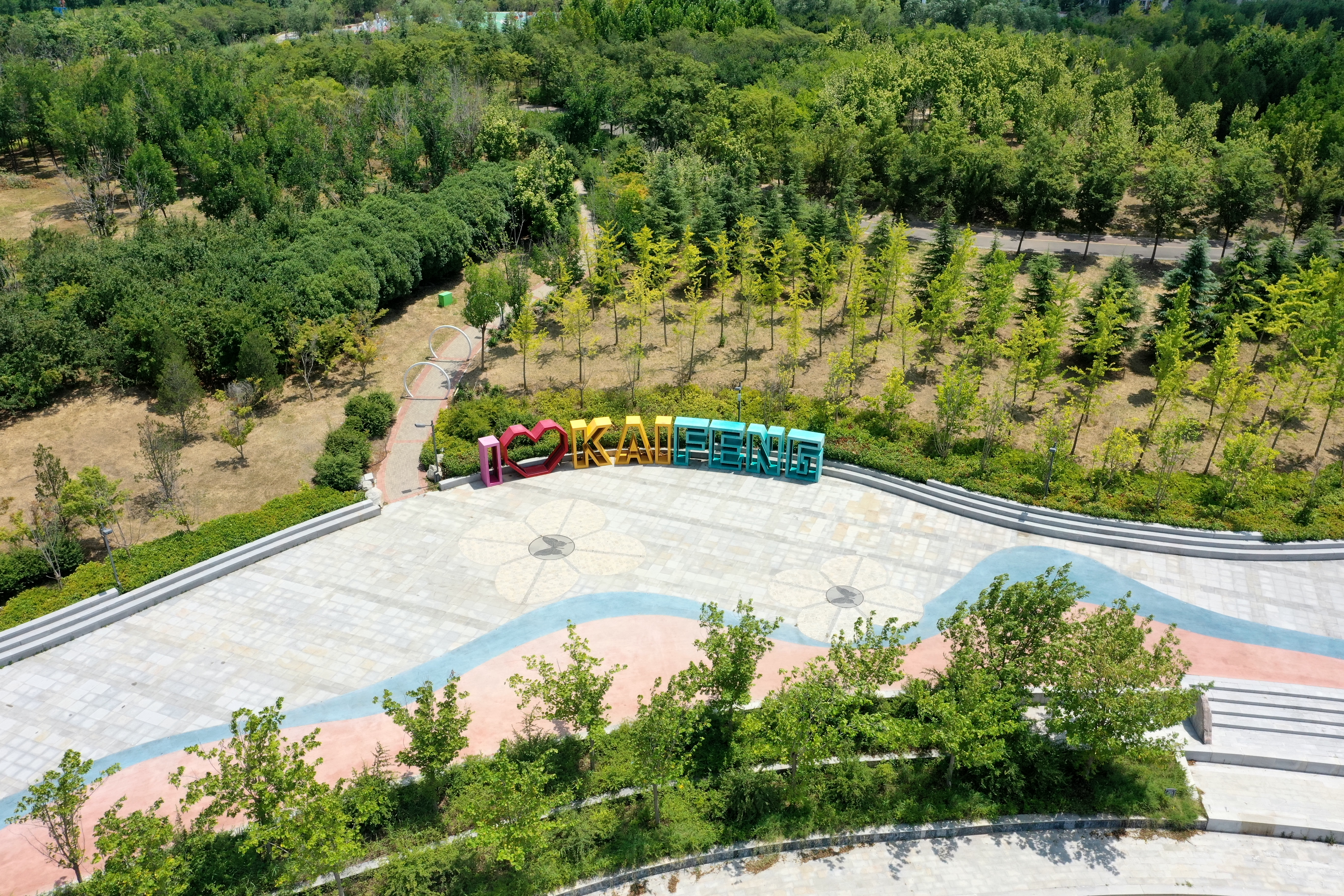 7月13日，蓝天白云下的开封宛如一幅美丽的画卷。全媒体记者 石斐 摄