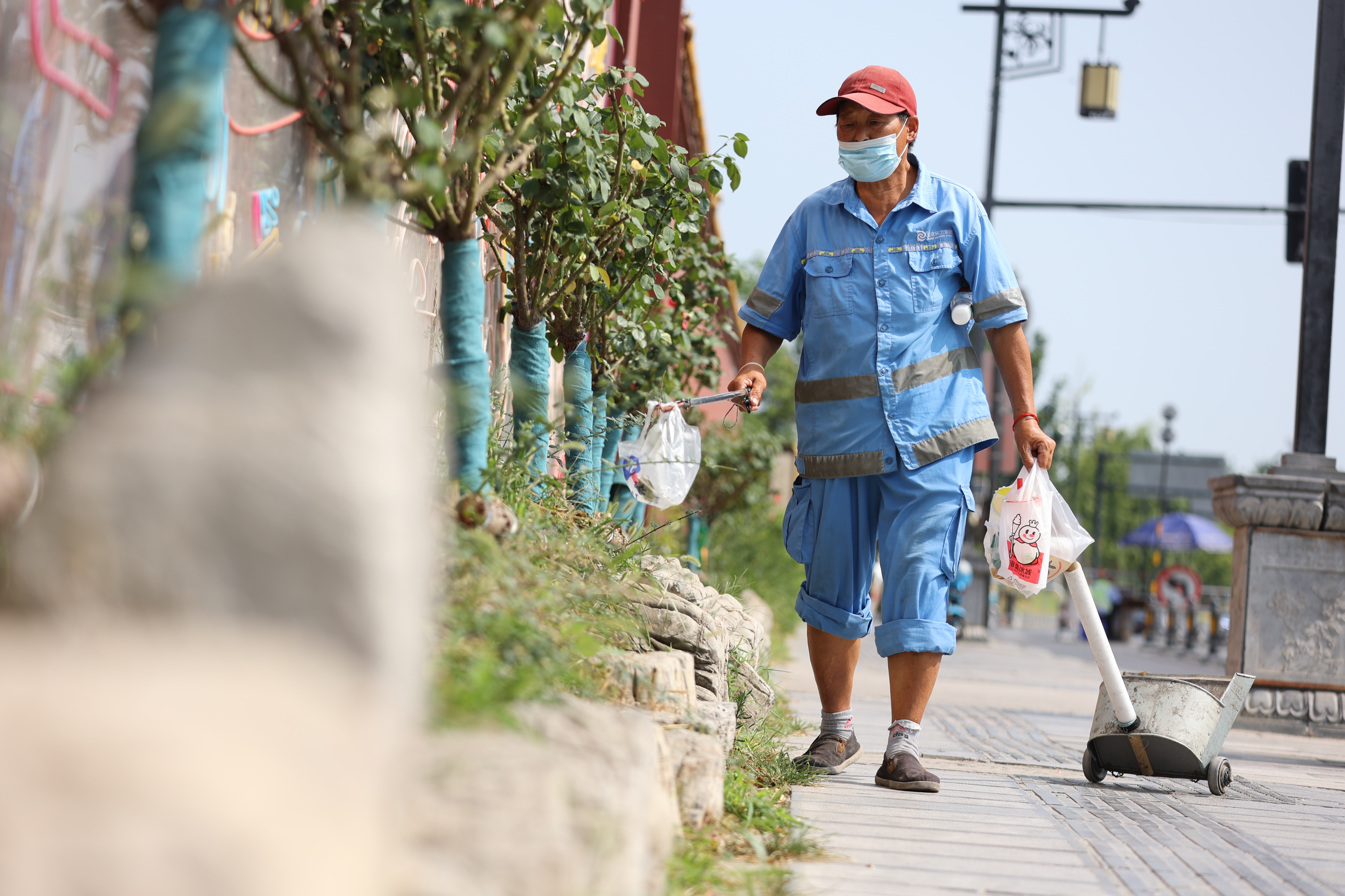 连日来，开封气温不断攀升，建筑工人、秩序员、环卫工等户外工作者不畏高温，坚守一线，用汗水与担当守护着这座城市的整洁、秩序与生机。全媒体记者 石斐7月14日摄