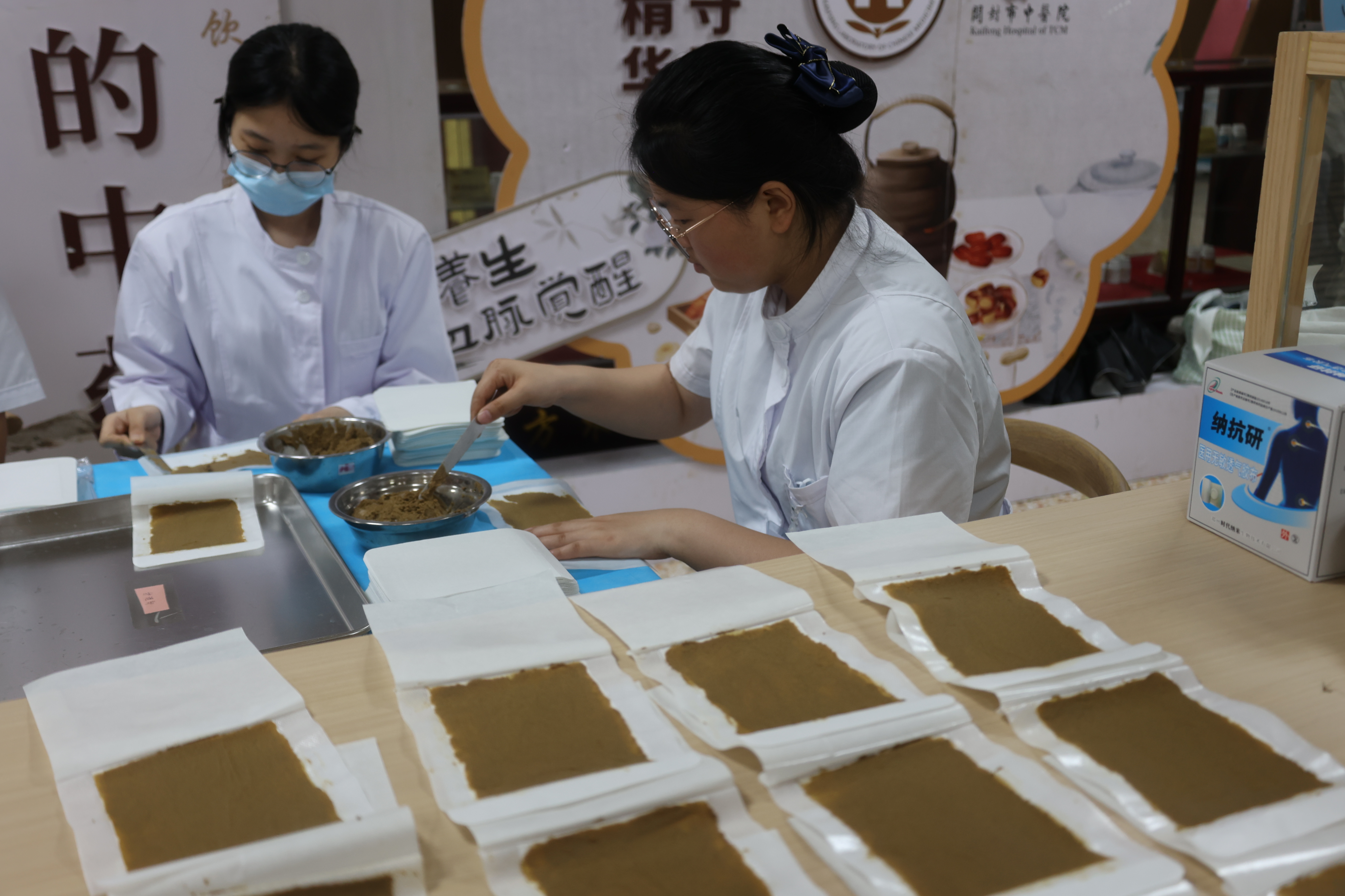 7月15日，在市中医院门诊大厅内，市民络绎不绝排队等待贴三伏贴，充分体验“冬病夏治”的中医魅力。全媒体记者 石斐摄
