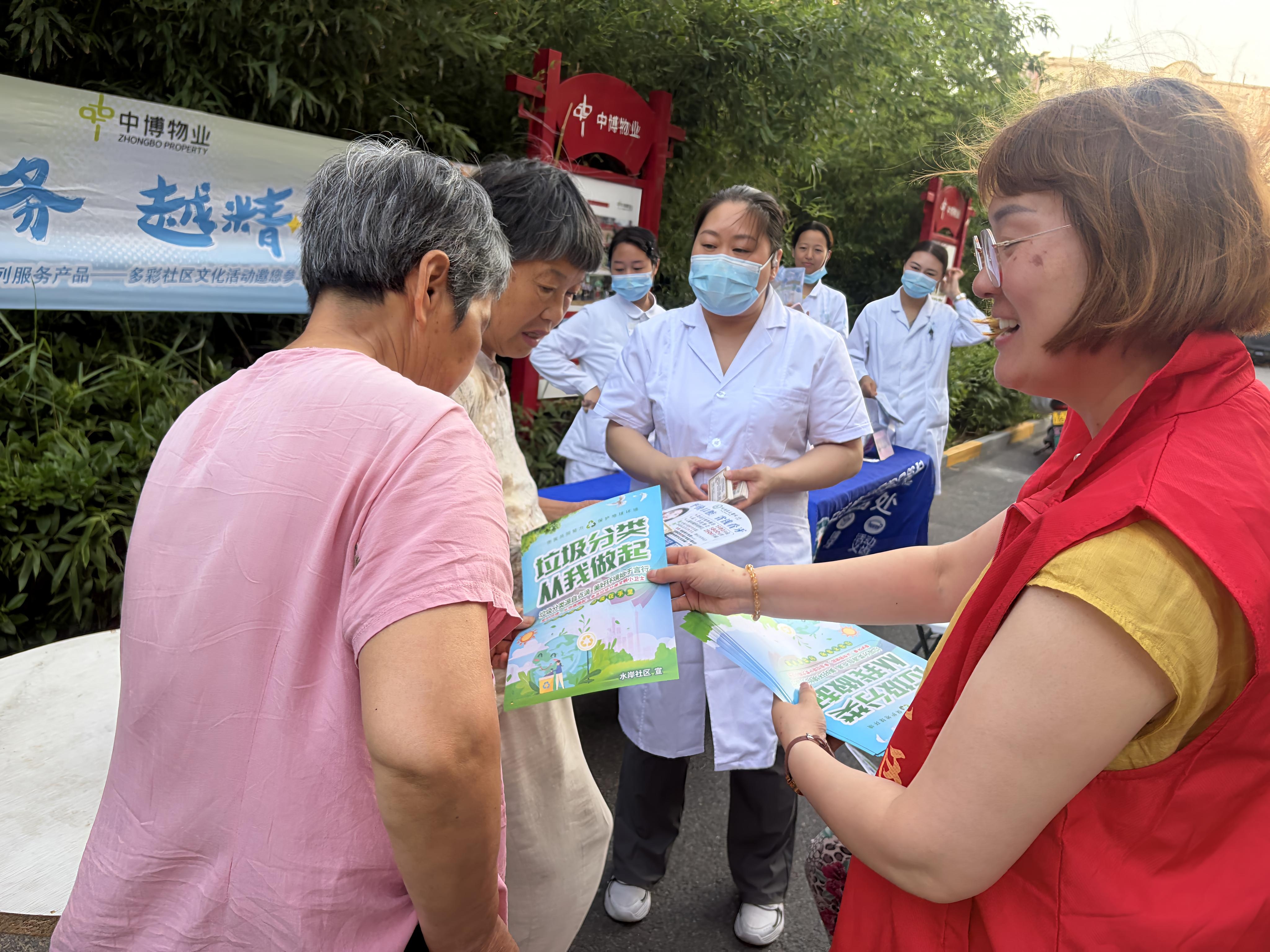 7月20日晚，金明池街道水岸社区联合多家单位开展夏日便民活动，以暖心服务丰富居民生活，切实提升辖区群众的幸福感。 全媒体记者 姜菡 摄