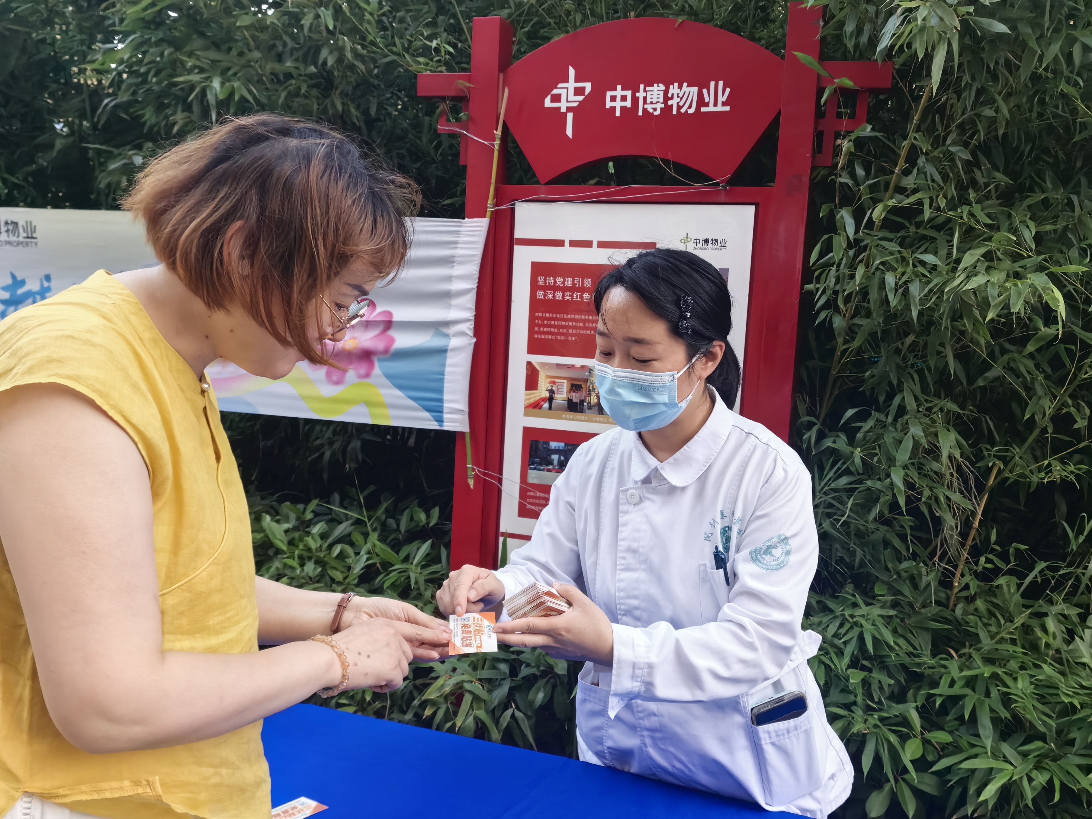 7月20日晚，金明池街道水岸社区联合多家单位开展夏日便民活动，以暖心服务丰富居民生活，切实提升辖区群众的幸福感。 全媒体记者 姜菡 摄