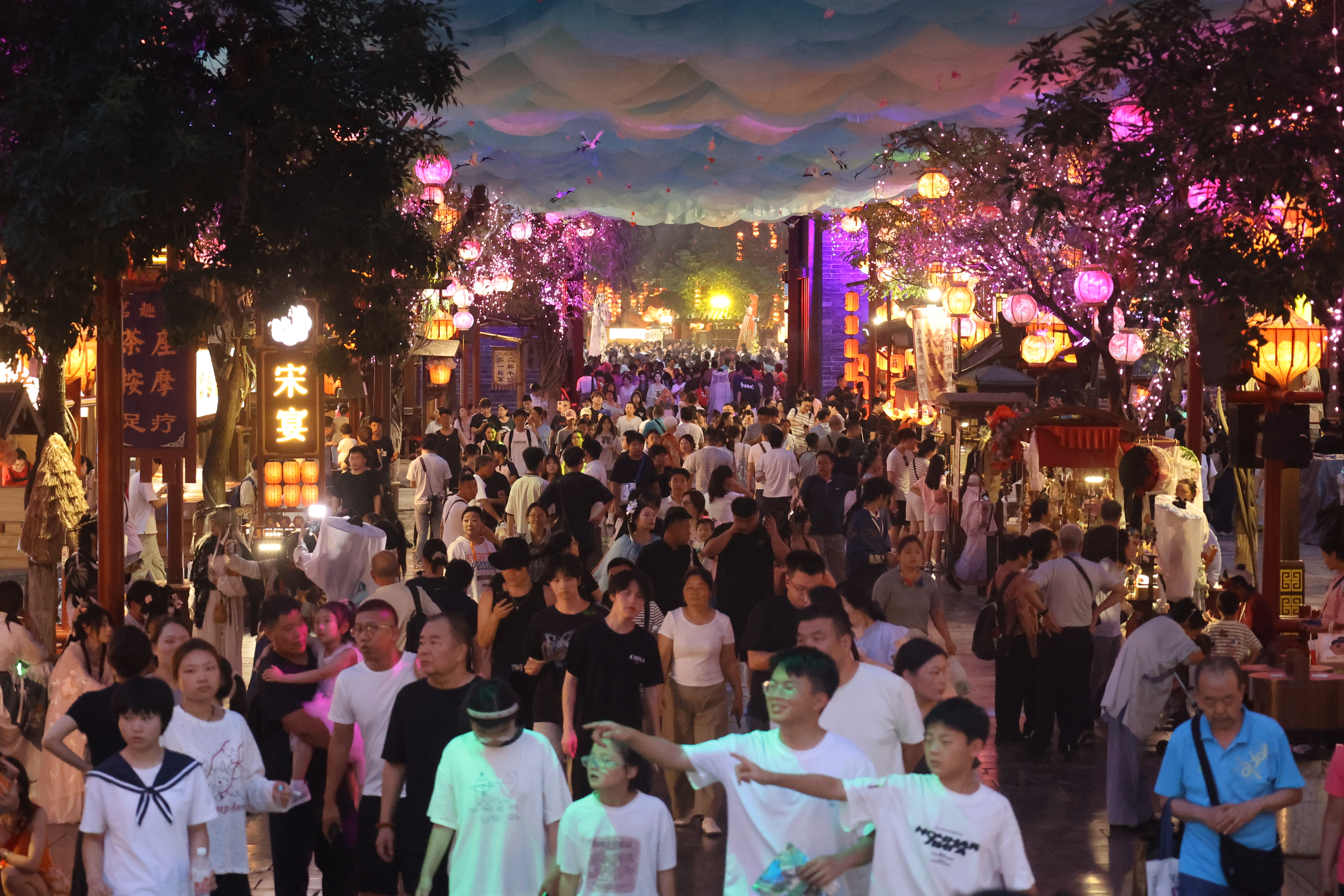 7月20日晚，在开封一景区，游客们赏花灯观演艺，细品雅致宋宴，多元项目尽享夏日休闲乐趣。全媒体记者 袁洋摄