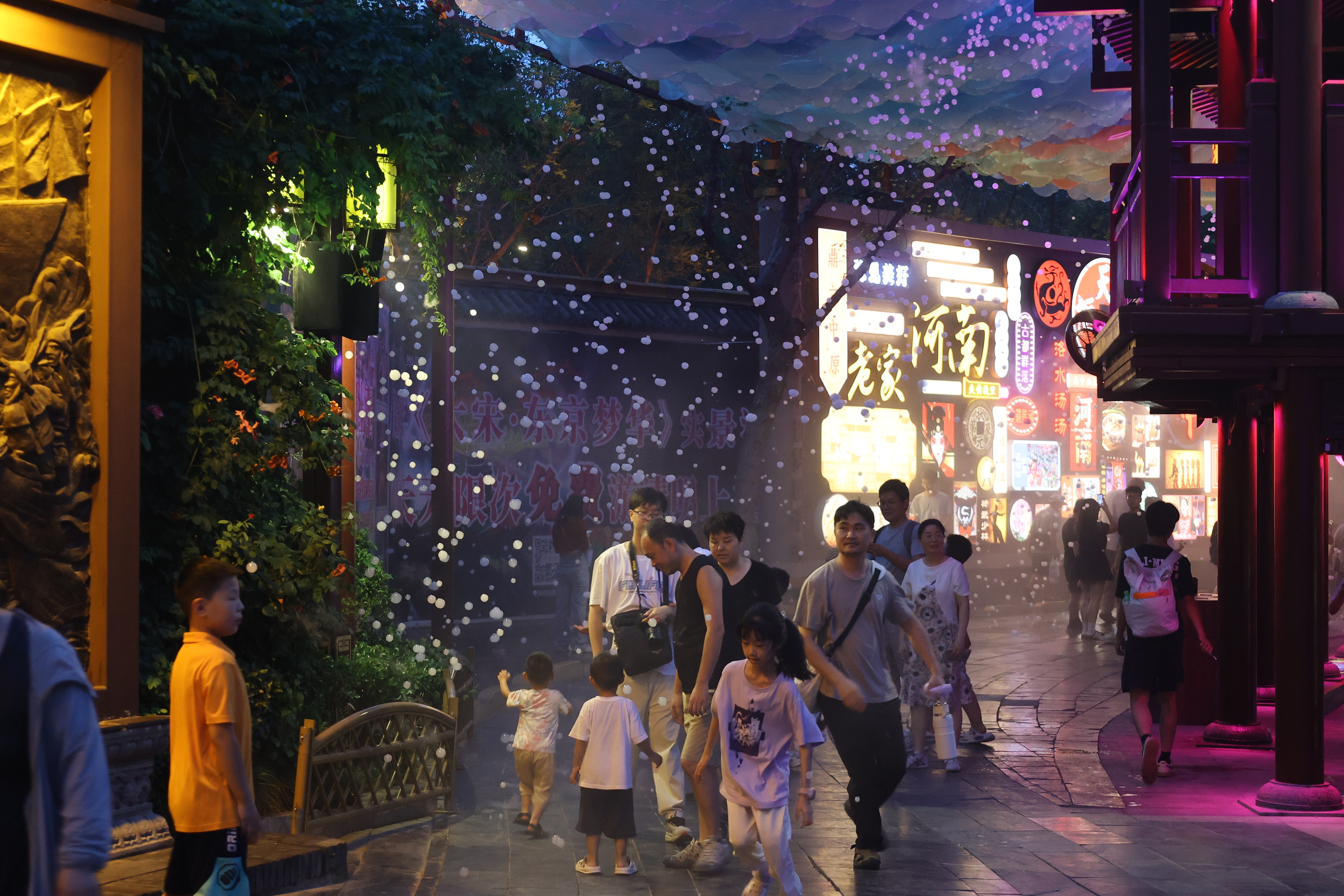 7月20日晚，在开封一景区，游客们赏花灯观演艺，细品雅致宋宴，多元项目尽享夏日休闲乐趣。全媒体记者 袁洋摄
