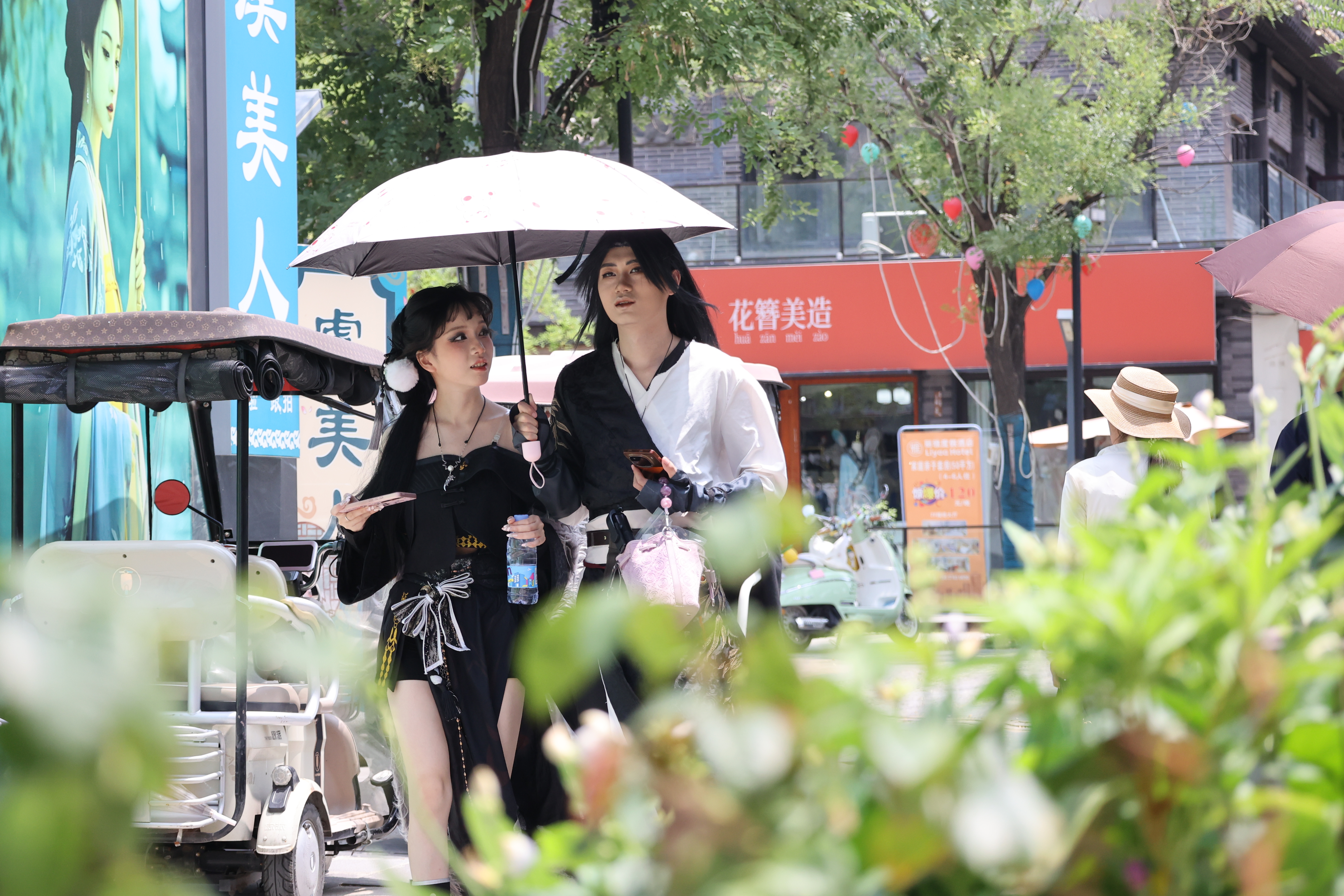 7月21日，不少游客来到古城开封游玩，沉浸式体验宋风宋韵。全媒体记者 石斐摄