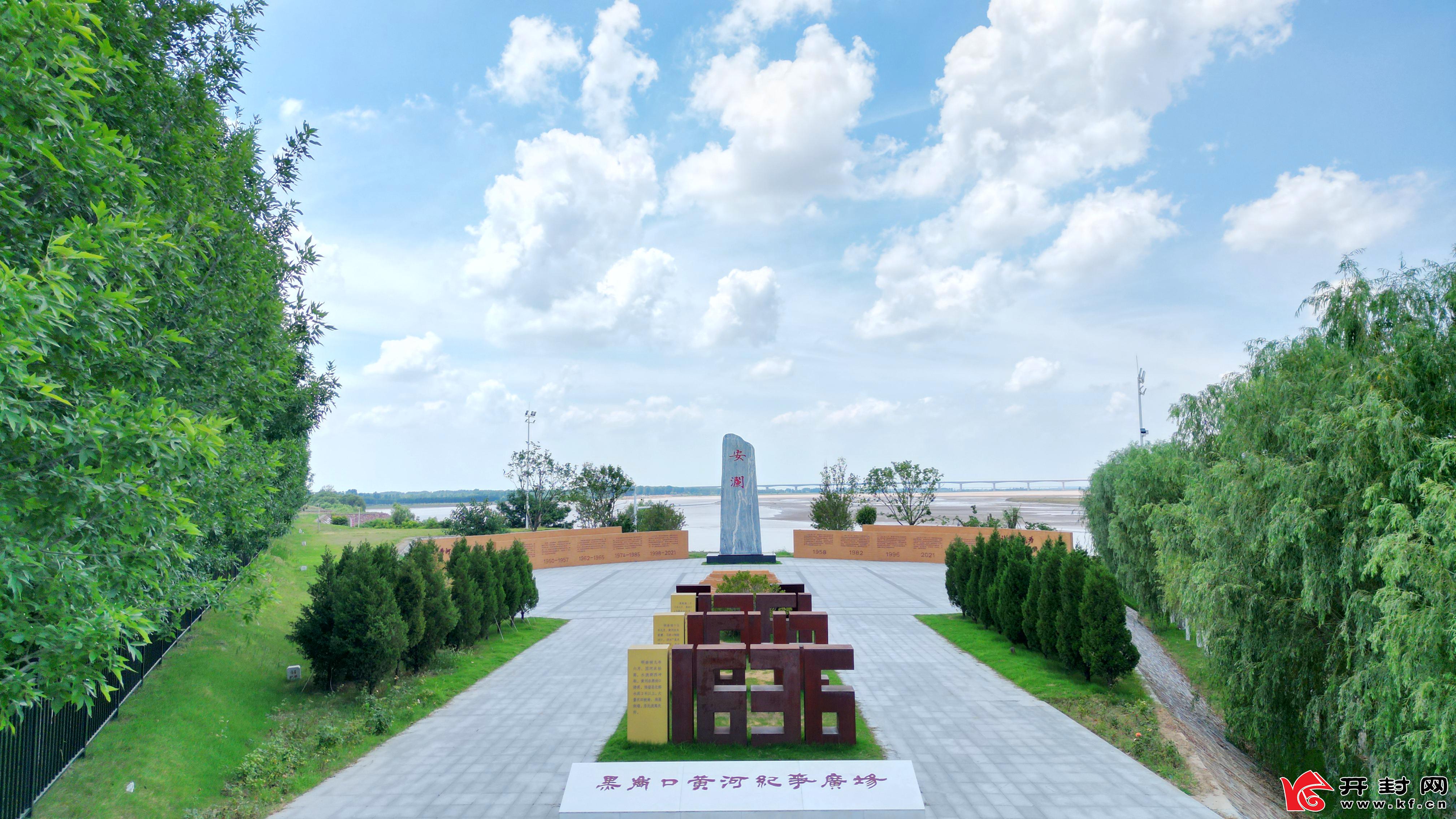 盛夏时节，碧空如洗，流云漫过天际，蜿蜒绵长的黄河大堤，披着一身郁郁葱葱的绿意，在蓝天白云的映衬下铺展向远方。大堤两侧的草木肆意生长，绿意盎然，顺着大堤的轮廓绵延起伏，与纯净的天色温柔相拥。（通讯员 贾金鹏）