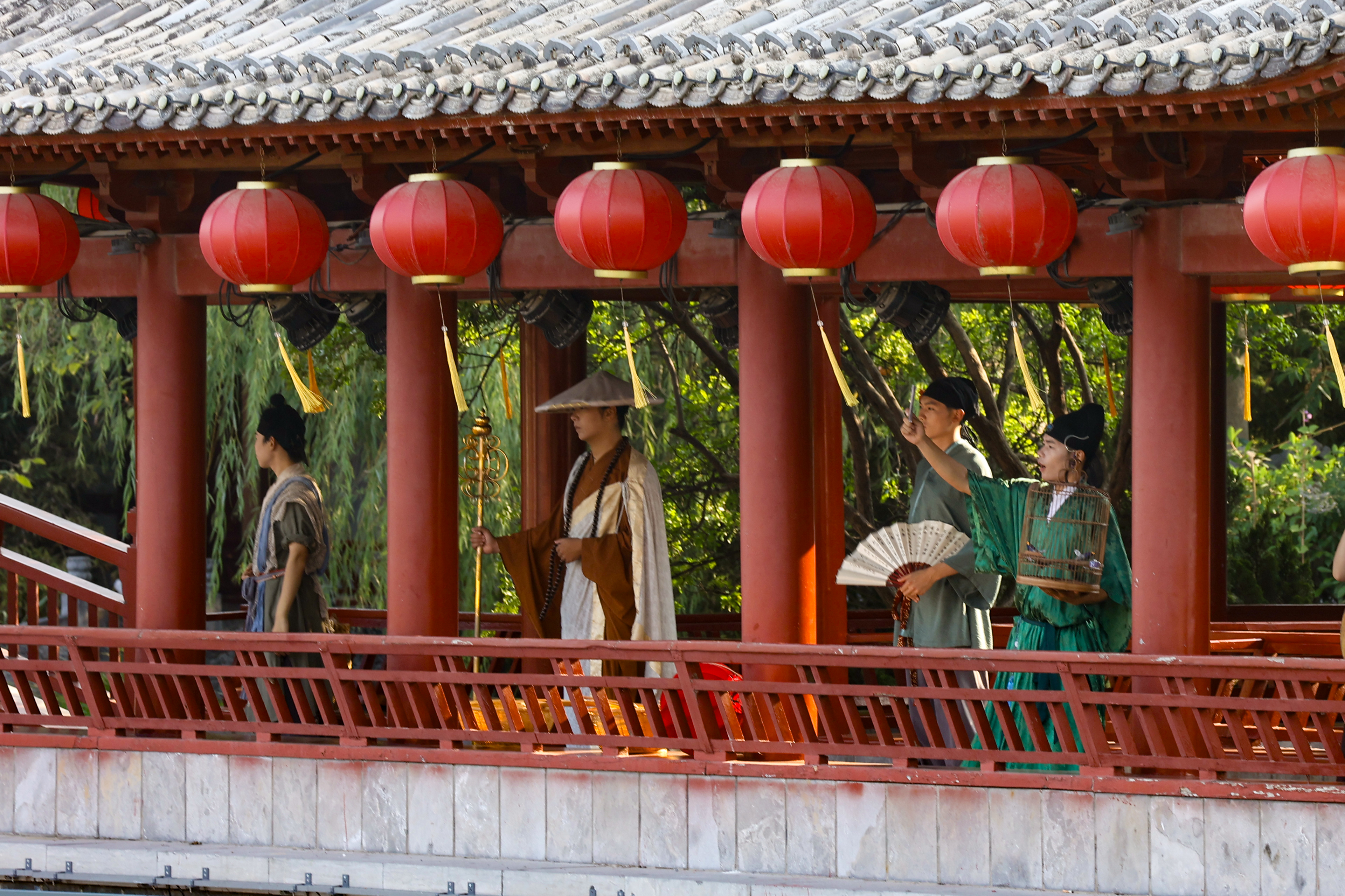 盛夏泛舟汴河，乘开封水上航线，览两岸盛景，品古都风雅。全媒体记者 袁洋7月23日摄