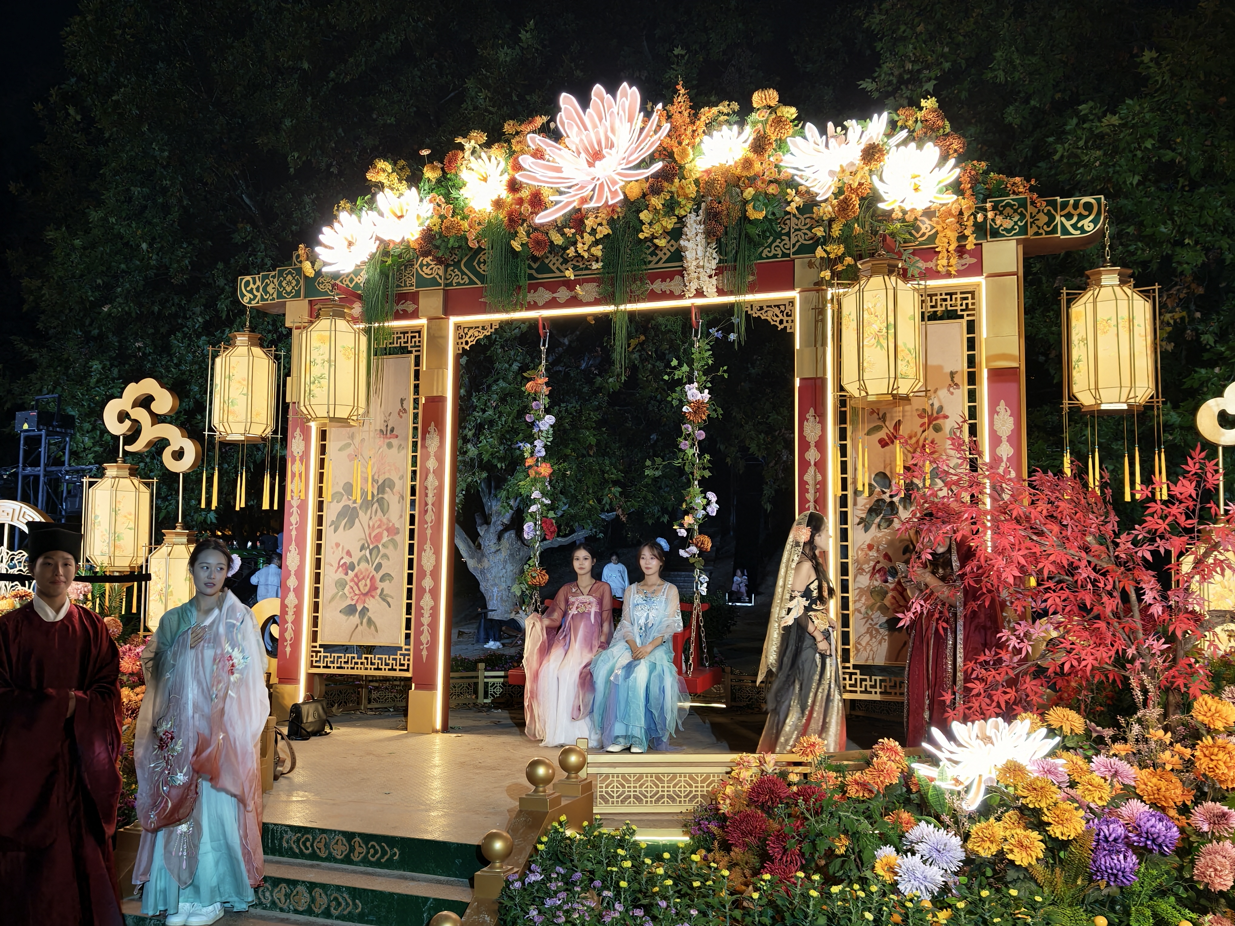 10月18日，夜幕下的龙亭公园，灯火璀璨。游人徜徉夜色之中，欣赏美景。  全媒体记者 袁洋 摄