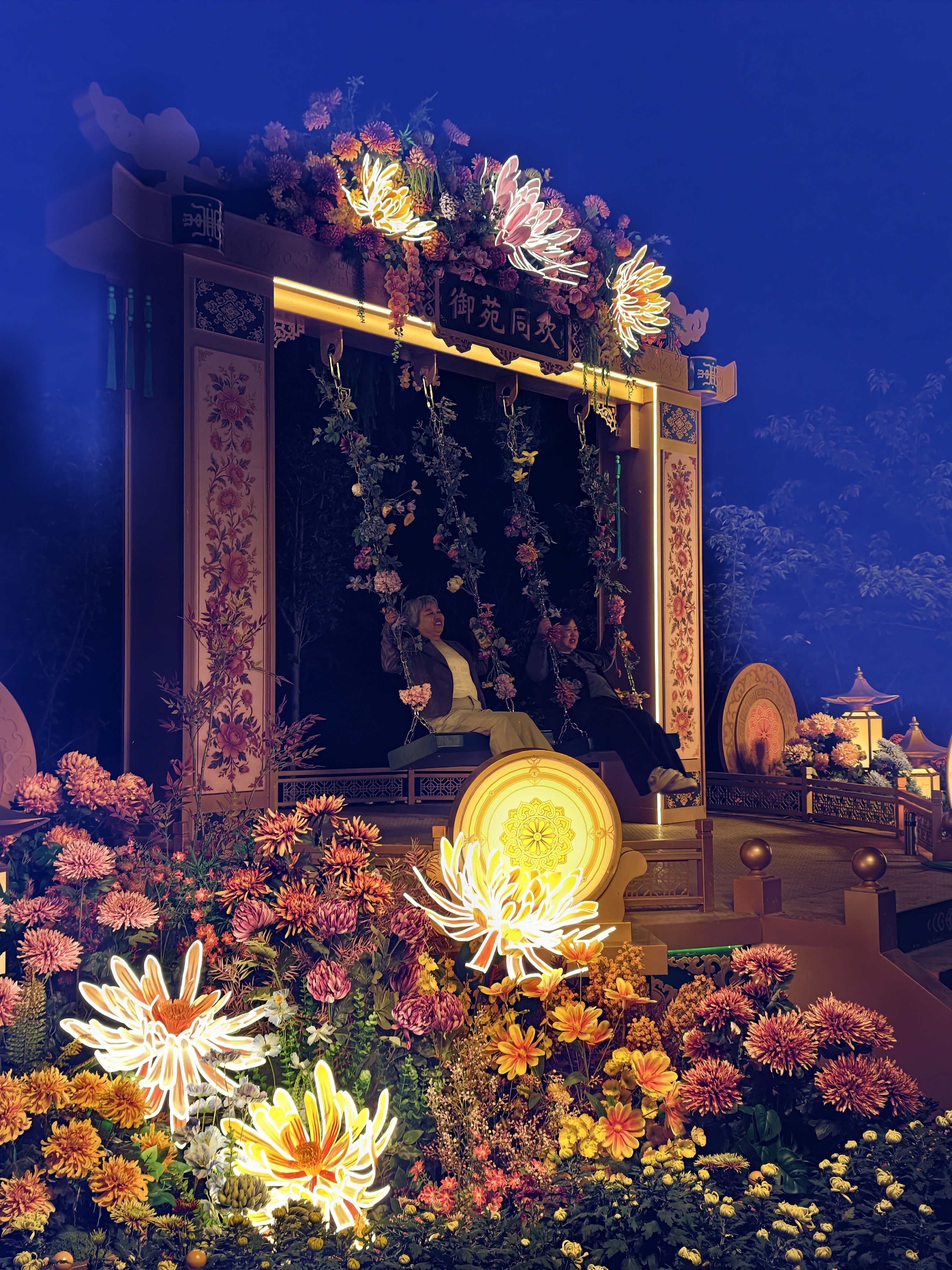 10月18日，夜幕下的龙亭公园，灯火璀璨。游人徜徉夜色之中，欣赏美景。  全媒体记者 袁洋 摄